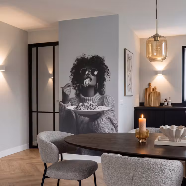 Vrouw - Pasta - Zwart - Wit Behang Vlies klein -sfeer3