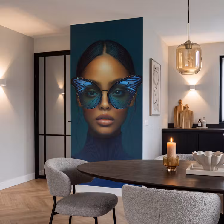 Vrouw - Vlinder - Bril - Blauw - Modern - Portret Behang Vlies klein -sfeer3