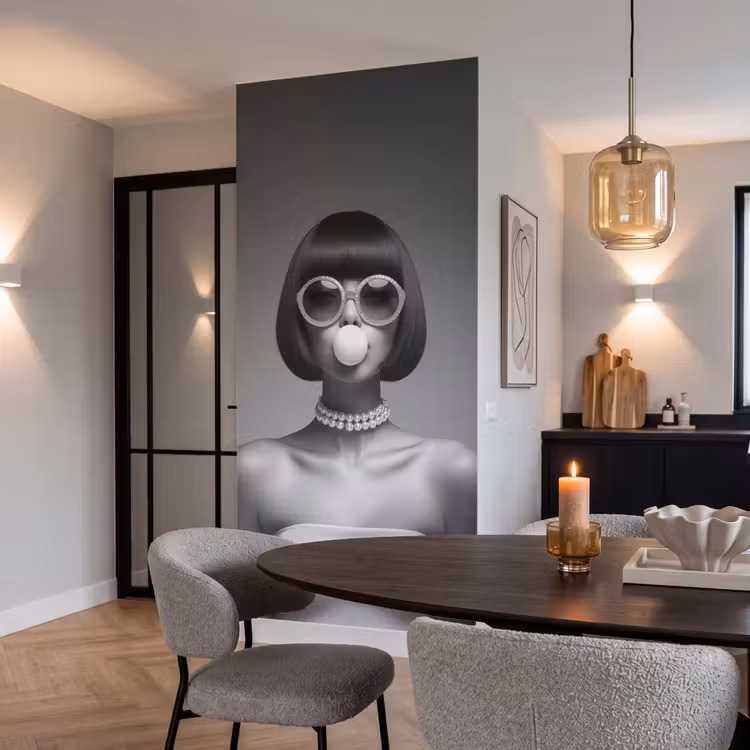 Vrouw - Zwart Wit - Ketting - Zonnebril Behang Vlies klein -sfeer3