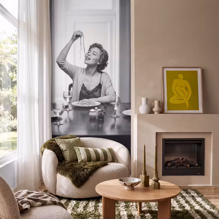 Vrouw - Spaghetti - Zwart - Wit Behang Vlies klein -sfeer2