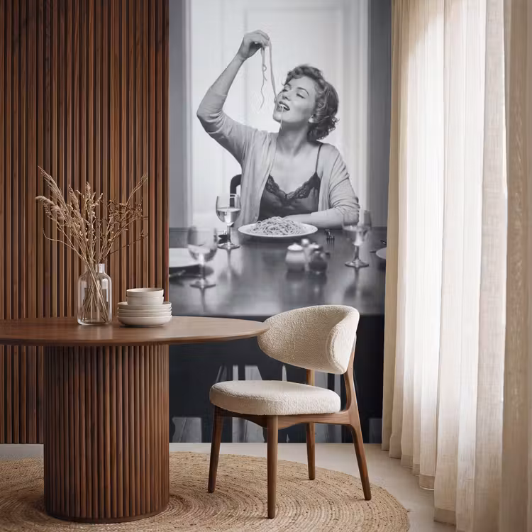 Vrouw - Spaghetti - Zwart - Wit Behang Vlies klein -sfeer1