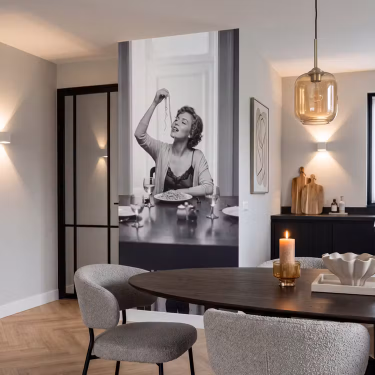 Vrouw - Spaghetti - Zwart - Wit Behang Vlies klein -sfeer3