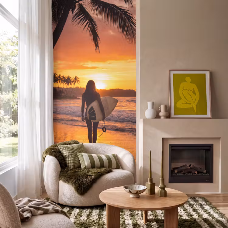 Vrouw - Surfplank - Strand - Zonsondergang - Oranje Behang Vlies klein -sfeer2