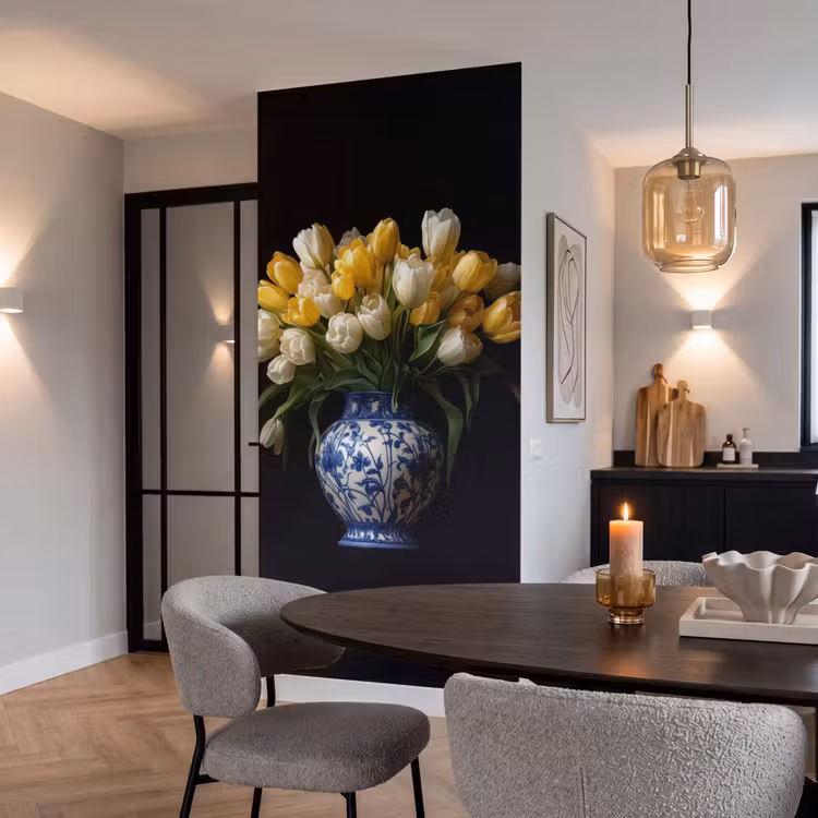 Geel - Tulpen - Vaas - Bloemen Behang Vlies klein -sfeer3