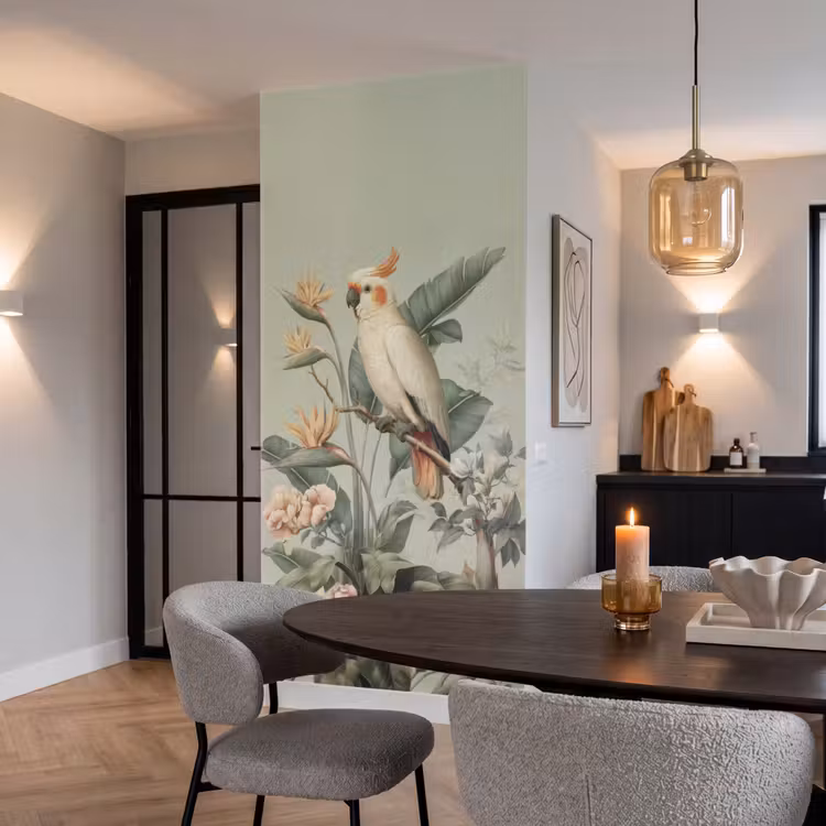 Gele kuifkaketoe - paradijsvogelbloemen - Groen Behang Vlies klein -sfeer3