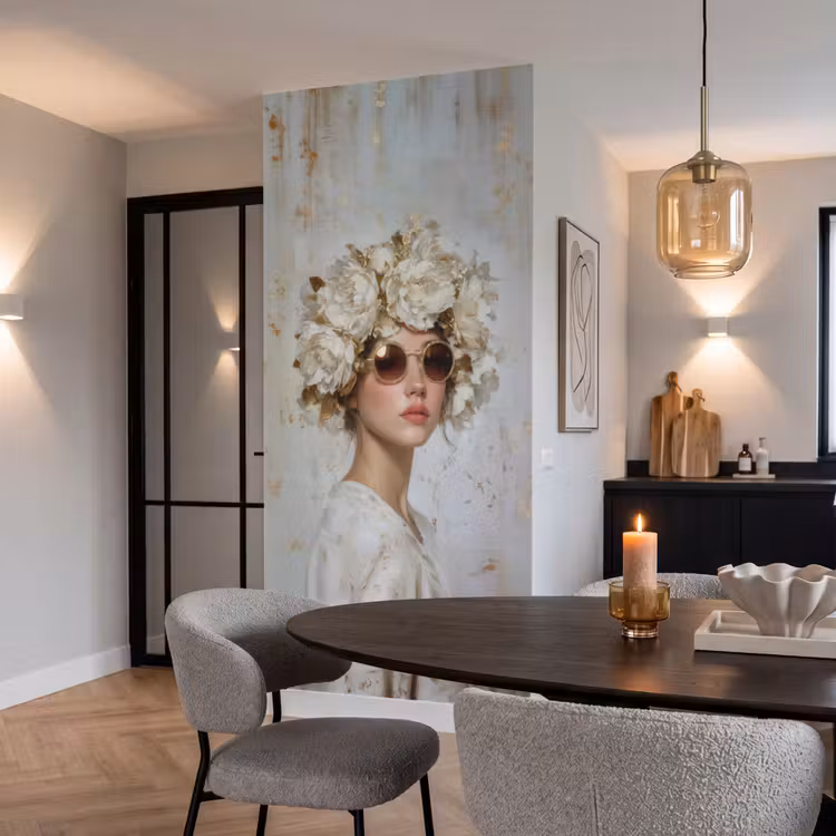 Schilderij - Vrouw - Zonnebril - Bloemenkrans Behang Vlies klein -sfeer3
