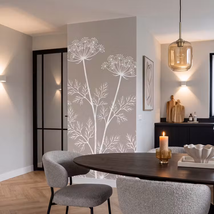 Grafisch - Fluitenkruid - Taupe Behang Vlies klein -sfeer3