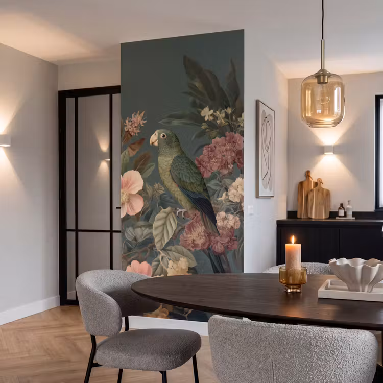 Groene papegaai - Kleurrijke bloemen - Donkere achtergrond Behang Vlies klein -sfeer3