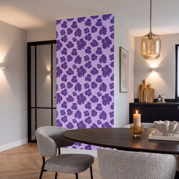 Hibiscus - Bloemen - Paars Behang Vlies klein 1076 -sfeer3