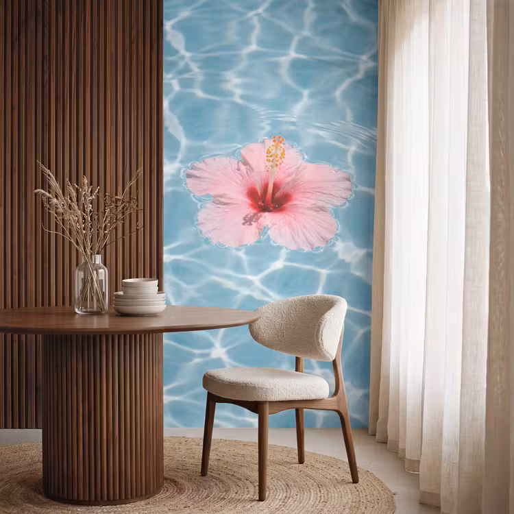 Hibiscus - Water - Roze Behang Vlies klein -sfeer1
