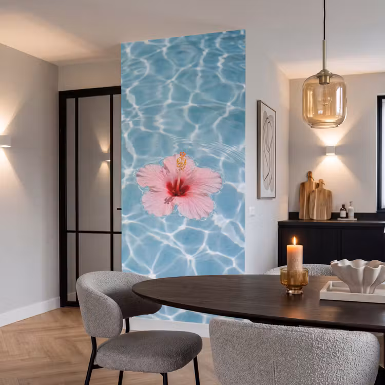 Hibiscus - Water - Roze Behang Vlies klein -sfeer3
