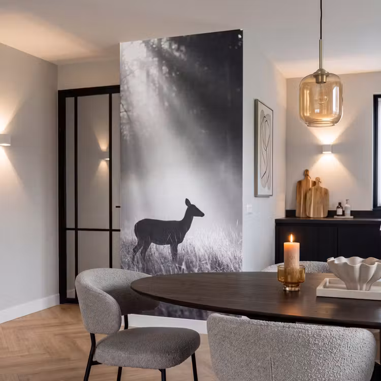 Hert - Bos - Zonnestralen - Zwart-wit - Natuur Behang Vlies klein -sfeer3