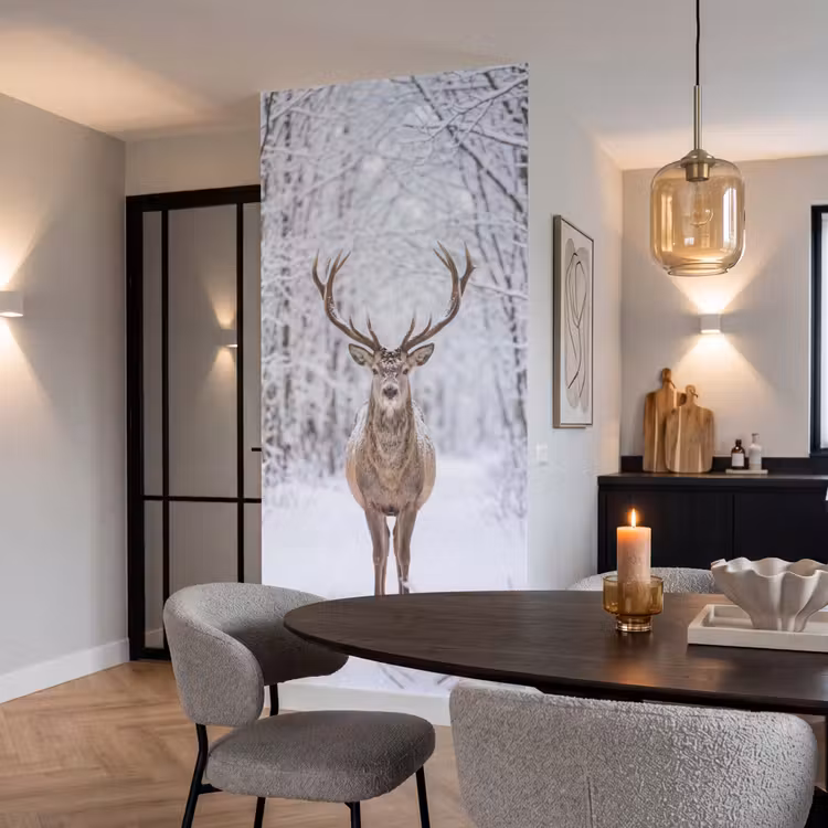 Hert - Winter - Bos - Natuur - Wit Behang Vlies klein -sfeer3