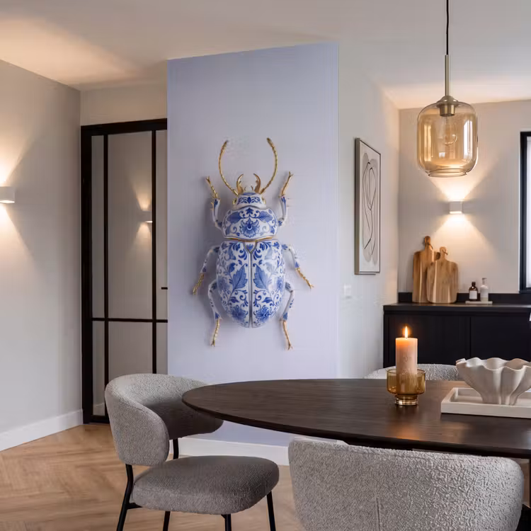 Kever - Delfts  - Blauw - Goud Behang Vlies klein -sfeer3