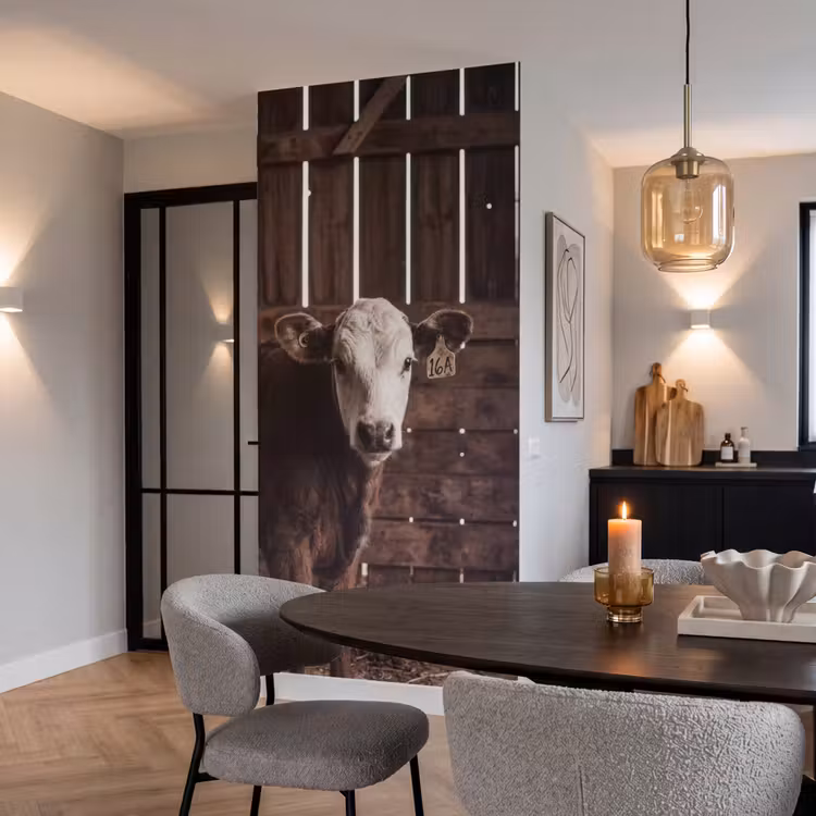 Kalf - Oormerk - Houten stal Behang Vlies klein -sfeer3