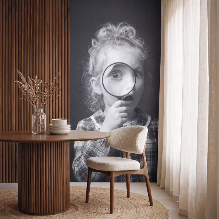 Kind - Vergrootglas - Portret - Zwart-wit Behang Vlies klein -sfeer1