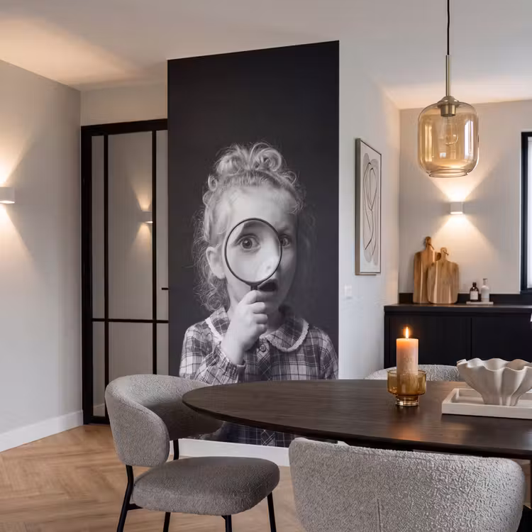 Kind - Vergrootglas - Portret - Zwart-wit Behang Vlies klein -sfeer3