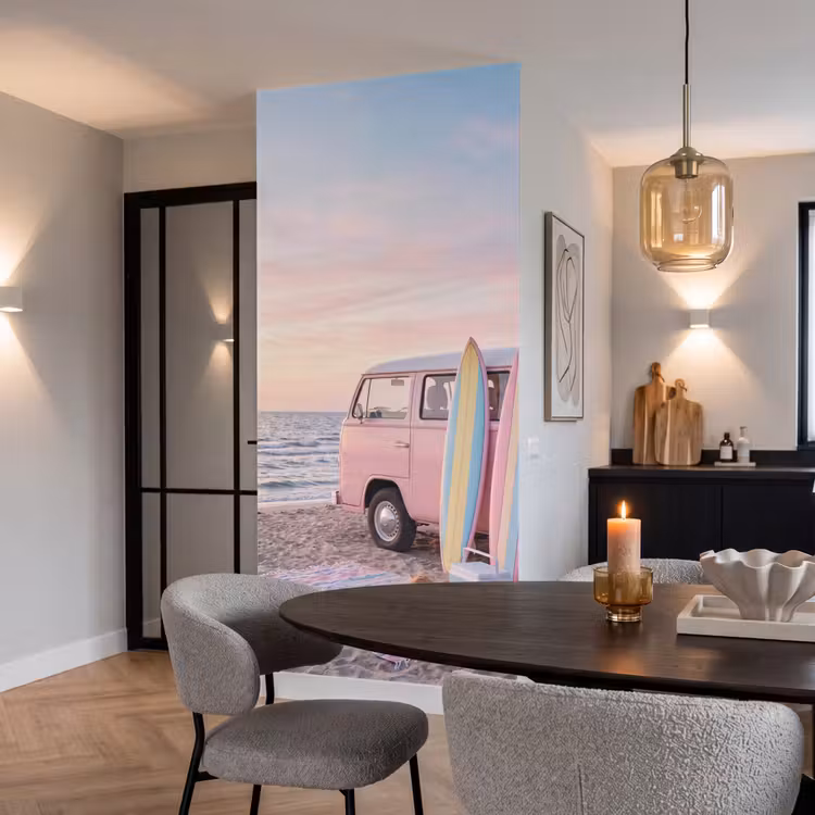 Busje - Strand - Surfplank - Zomer - Roze Behang Vlies klein -sfeer3