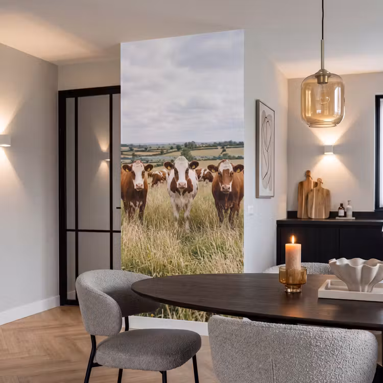 Koeien - Portret - Weide - Boerderij - Nieuwsgierig Behang Vlies klein -sfeer3