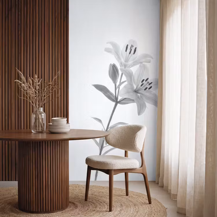 Lelies - Elegant - Zwart - Wit Behang Vlies klein -sfeer1