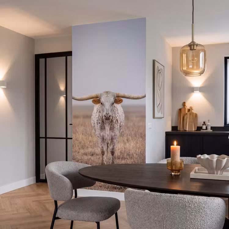 Longhorn - Grasveld - Dier Behang Vlies klein -sfeer3