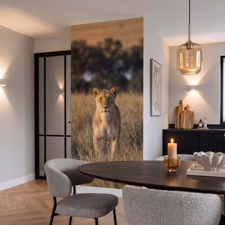 Leeuwin - Gras - Geel Behang Vlies klein -sfeer3