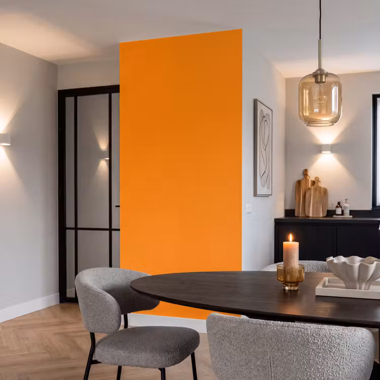 Marigold - Glow - Oranje Behang Vlies klein 1076 -sfeer3