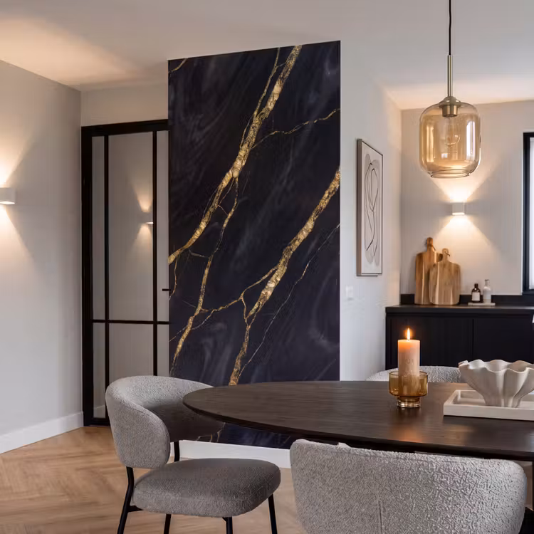 Marmer - Gouden aders - Abstract - Zwart Behang Vlies klein -sfeer3