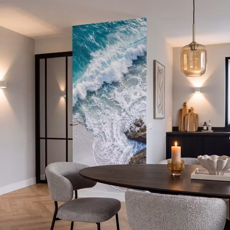 Zee - Golf - Strand - Natuur - Blauw Behang Vlies klein -sfeer3
