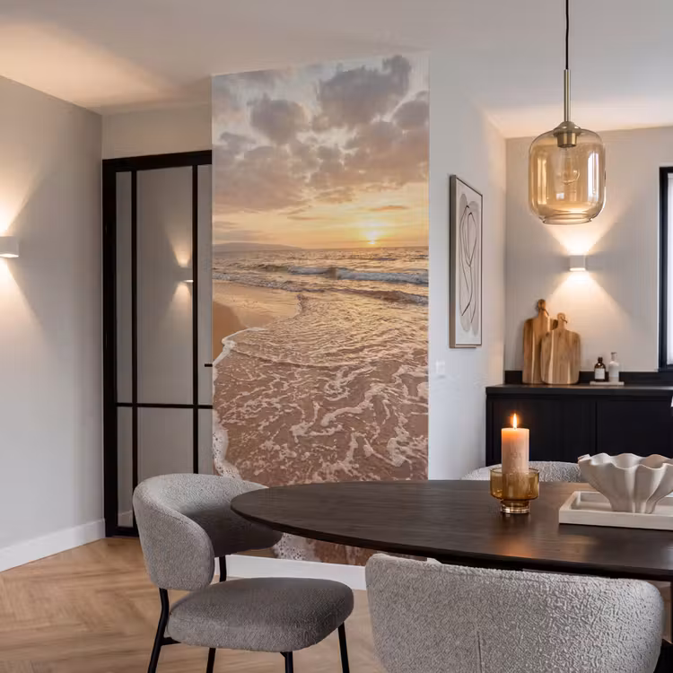 Zee - Kustlijn - Wolken - Landschap - Oranje Behang Vlies klein -sfeer3