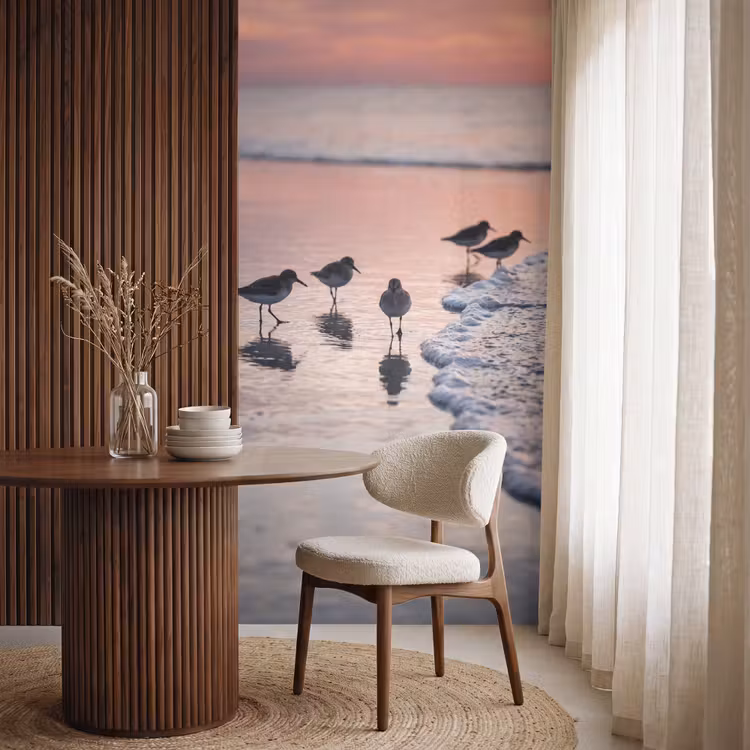 Meeuwen - Strand - Zee - Roze Behang Vlies klein -sfeer1