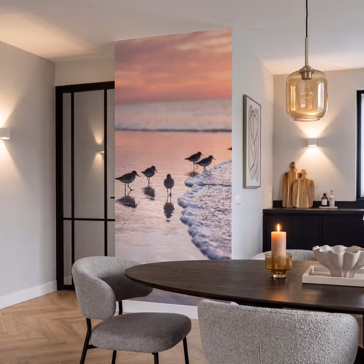 Meeuwen - Strand - Zee - Roze Behang Vlies klein -sfeer3
