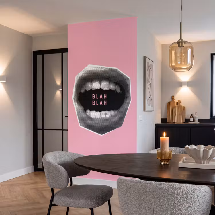 Mond - BLAH BLAH - Roze Behang Vlies klein -sfeer3