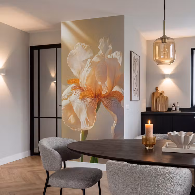 Close up - Oranje - Iris Behang Vlies klein -sfeer3