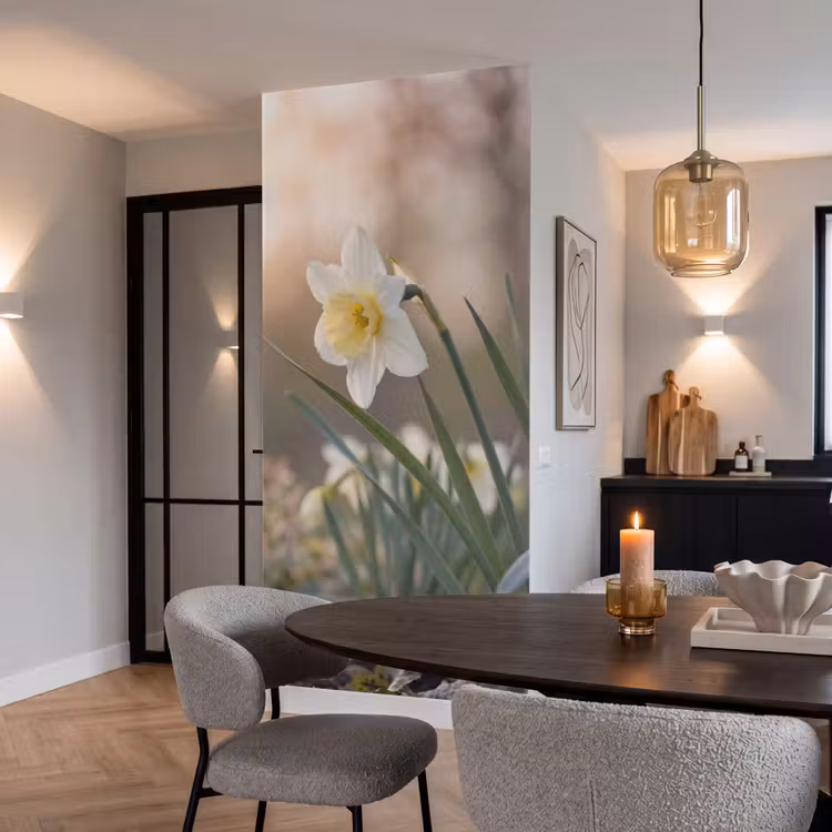 Narcis - Bloem - Minimalistisch Behang Vlies klein -sfeer3