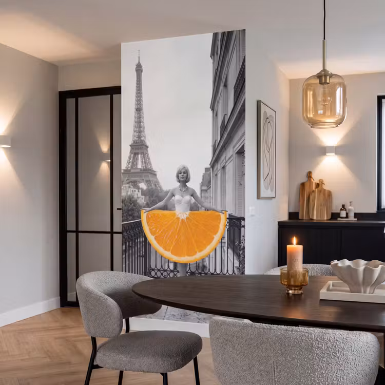 Sinaasappel - Eiffeltoren - Vrouw Behang Vlies klein -sfeer3