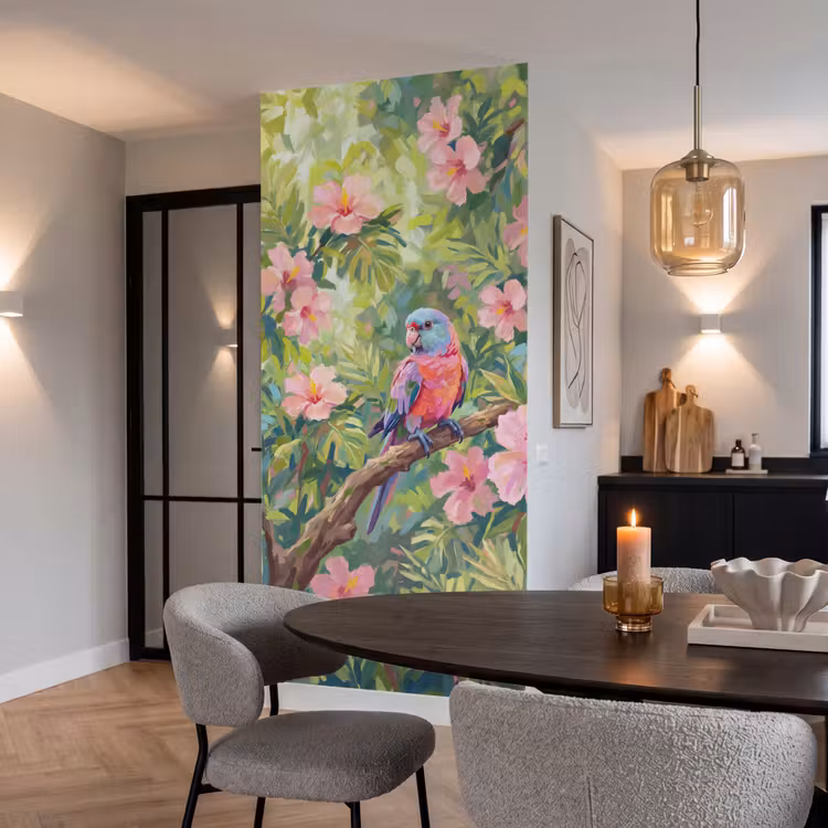 Papagaai - Hibiscusbloemen - Kleurrijk Behang Vlies klein -sfeer3