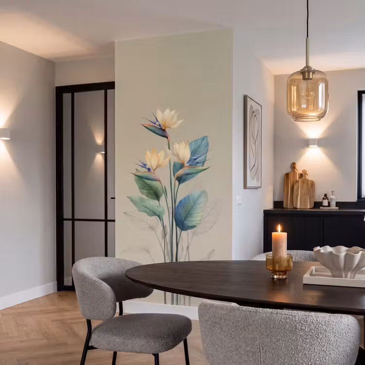 Paradijsvogelbloemen - Blauwgroene bladeren - Beige Behang Vlies klein -sfeer3