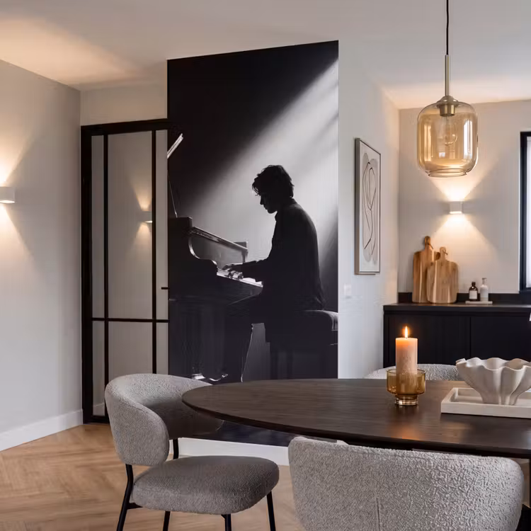 Persoon - Piano - Muziek - Zwart-wit - Podium Behang Vlies klein -sfeer3