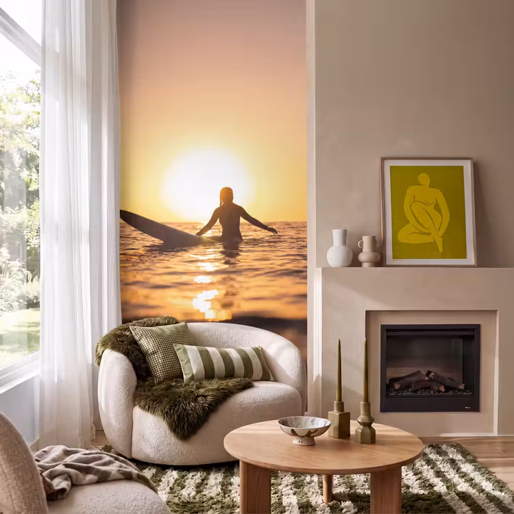 Persoon - Surfen - Zonsondergang - Zee - Oranje Behang Vlies klein -sfeer2
