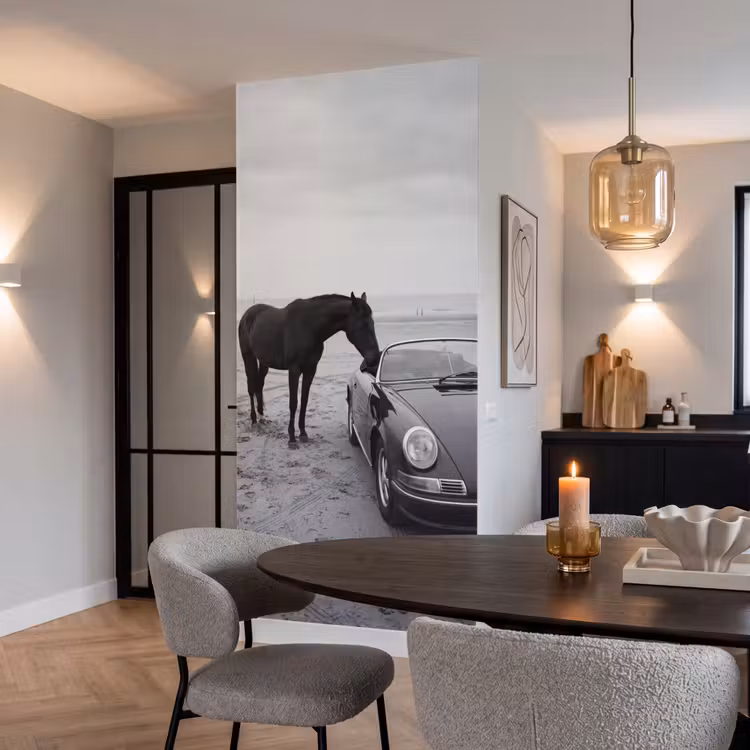 Paard - Auto - Zwart - Wit Behang Vlies klein -sfeer3