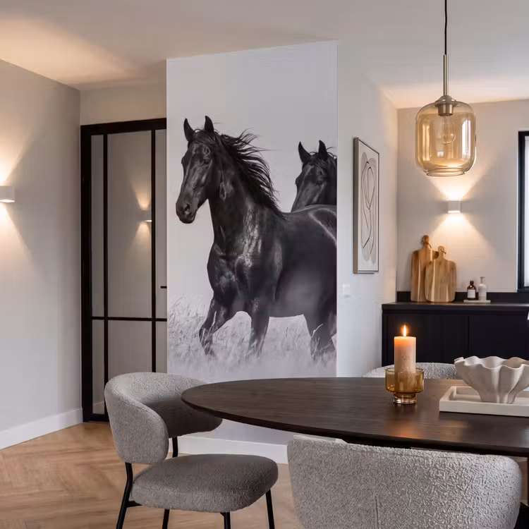 Paarden - Gras - Zwart - Wit Behang Vlies klein -sfeer3