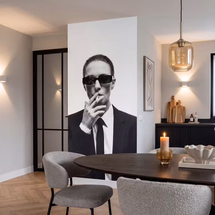 Portret - Pak - Roken - Zwart - Wit - Stoer Behang Vlies klein -sfeer3