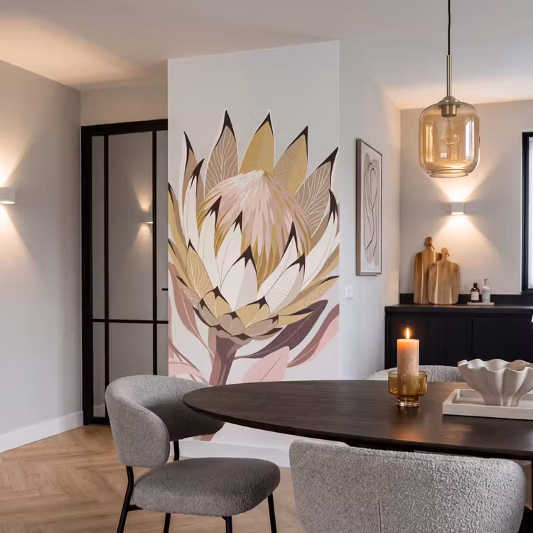 Protea - Bloem - Botanisch - Beige Behang Vlies klein -sfeer3