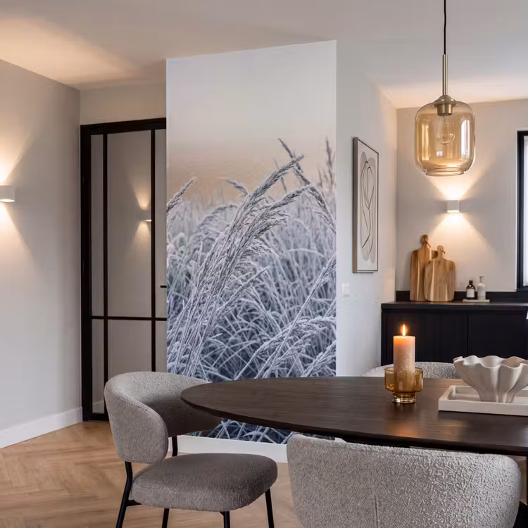 Rijp - Gras - Kristallen - Winter - Minimalistisch Behang Vlies klein -sfeer3