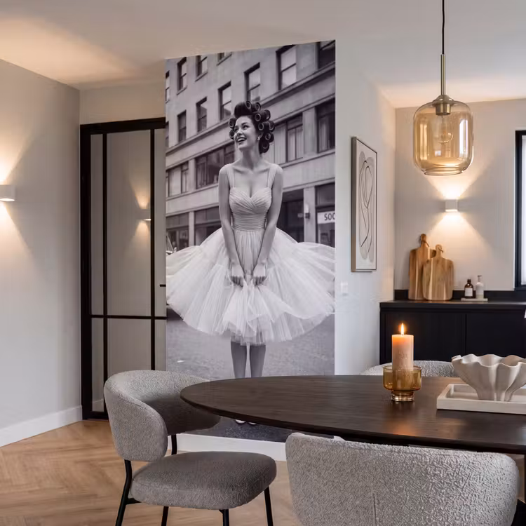 Retro - Vrouw - Zwart - Wit Behang Vlies klein -sfeer3