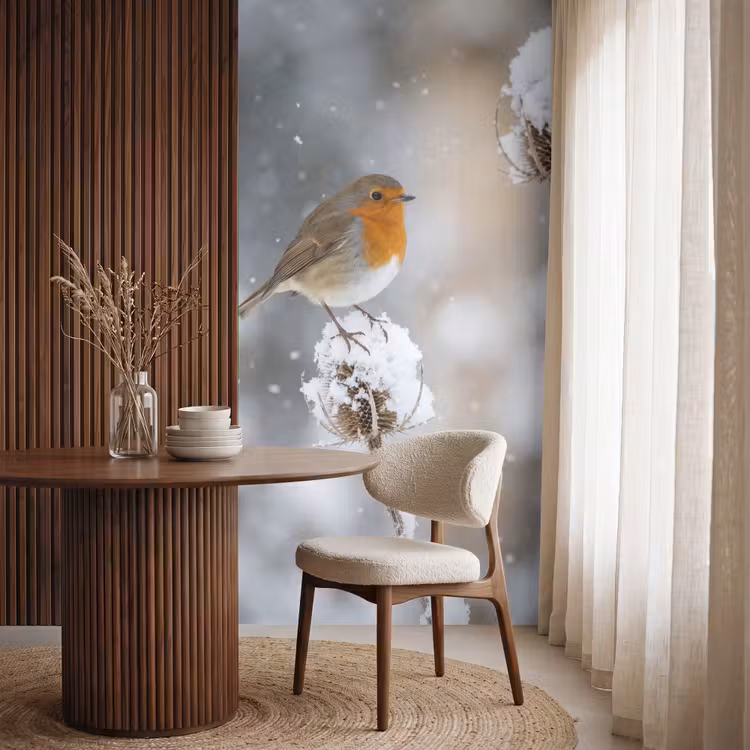 Roodborstje - Gedroogde bloem - Sneeuw - Winter - Vertederend Behang Vlies klein -sfeer1
