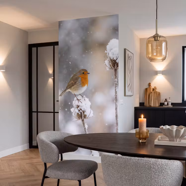 Roodborstje - Gedroogde bloem - Sneeuw - Winter - Vertederend Behang Vlies klein -sfeer3
