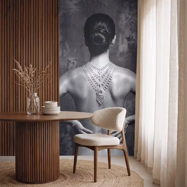Rug - Ketting - Portret - Zwart - Wit - Glamour Behang Vlies klein -sfeer1