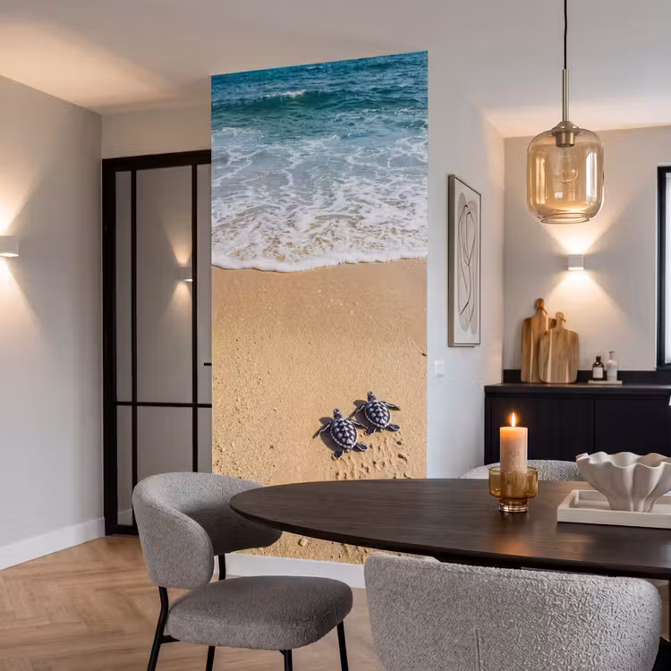Schildpad - Jong - Strand - Oceaan - Blauw Behang Vlies klein -sfeer3